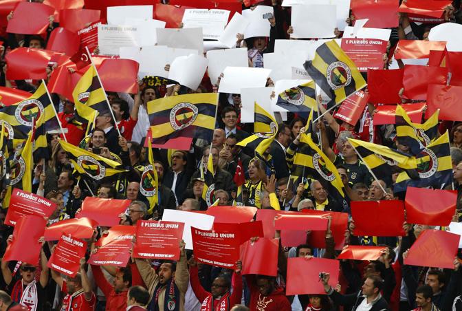 Benfica-Fenerbahce comincia con i tifosi che, mescolati, fanno festa insieme sugli spalti. Reuters
